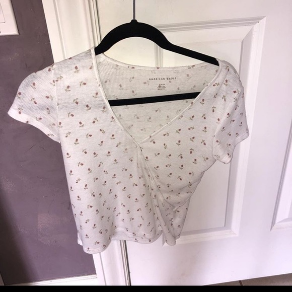 American Eagle Outfitters Tops - AE v neck floral shirt